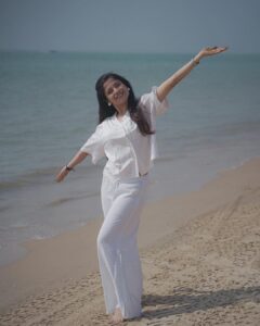 Kinjal Rajpriya Instagram - #Workaytion 🏖️ Work becomes a Vacation when there’s sun & sand on a neat blue beach ! My time here was blissful 🤍 @whitesandsbaymandvi_ #Mandvi #Kutch #KutchDiaries #Gujarat #December2023 #WaterBaby #Beach #BlueWater #WhiteLove Mandvi Beach, Kutch-Gujarat
