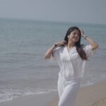 Kinjal Rajpriya Instagram - #Workaytion 🏖️ Work becomes a Vacation when there’s sun & sand on a neat blue beach ! My time here was blissful 🤍 @whitesandsbaymandvi_ #Mandvi #Kutch #KutchDiaries #Gujarat #December2023 #WaterBaby #Beach #BlueWater #WhiteLove Mandvi Beach, Kutch-Gujarat
