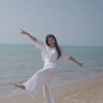 Kinjal Rajpriya Instagram - #Workaytion 🏖️ Work becomes a Vacation when there’s sun & sand on a neat blue beach ! My time here was blissful 🤍 @whitesandsbaymandvi_ #Mandvi #Kutch #KutchDiaries #Gujarat #December2023 #WaterBaby #Beach #BlueWater #WhiteLove Mandvi Beach, Kutch-Gujarat