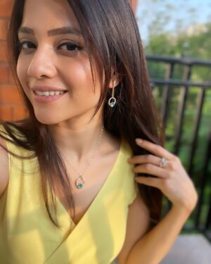 Kinjal Rajpriya Instagram - When, ‘I Am Capable’ replaces ‘I Am Taken’, pat yourself & thank everyone else 🤟

Pretty bits from @kalyanjewellers_official ✨

Single ❎
Committed ❎
Capable ✅

પ્રવૃત્ત રહો .. વહેતા રહો .. 

~કે.આર.