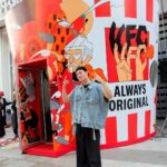 Kittipat Samantrakulchai Instagram - สงกรานต์สามย่านเริ่มแล้วว!! สาดความสนุก ในงาน “SONGKRAN SUMMER ILLUSION” �แลนด์มาร์กสาดความสนุกยืนหนึ่งในสามย่าน “MITR ICONIC WATER PLAYGROUND” ตั้งแต่ 13 -16 เม.ย.นี้ � ดับร้อนให้ฉ่ำใจตลอดสงกรานต์กับ Waterbomb Station สถานีเติมน้ำ พร้อมบอมบ์ความสนุก และเอ็นจอยกับวอเทอร์สเปซ Fresh Up Point ให้ร่างกายได้ปะทะความเฟรช ตั้งแต่ 4 โมงเย็น เป็นต้นไป จัดใหญ่ด้วยบักเก็ตยักษ์ KFC SUMMER WOW BUCKET LIMITED EDITION พร้อมสาดความเท่ต่อด้วยคอลเลคชั่นสตรีทแวร์สุดเอ็กซ์คลูซีฟ “SUMMER WOW”และสาดจังหวะสนุกสุดมันไปกับ BUCKET PARTY โดย DJ BALLISTICONE ศูนย์รวมคอนเทนท์ ขึ้นชิงช้าสวรรค์ใจกลางเมืองจาก SCB สนุกยกกำลัง 2 กับโปรโมชั่นเด็ดโดนใจของ SCB และ Robinhood แล้วยังมี ฟรีคอนเสิร์ตจากศิลปินดัง 4 วันเต็ม ตั้งแต่ 19.00 – 20.00 น. 13 เม.ย. เปิดฟลอร์ความสนุก ด้วย Polycat เร่งสปีคความมันแบบคนไม่คุยกับ PROXIE ในวันที่ 14 เม.ย. ขยี้ใจด้วยอิ้งค์ซี่ อิ้งค์-วรันธร กันต่อในวันที่ 15 เม.ย. และ16 เม.ย.ส่งท้ายสงกรานต์นี้ไม่ให้เหงากับ New Country ออนท้อปด้วยกิจกรรมอีกมายมายให้มิตรละลายไปด้วยความสุข #SummerIllusion #พัดความสุขสนุกรับซัมเมอร์ #สามย่านมิตรทาวน์ #SamyanMitrtown #บักเก็ตสาดความสุด #มีบักเก็ตนี้ก็มีเฮ #KFCSUMMERWOW