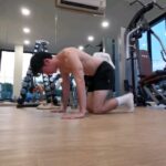 Kittipat Samantrakulchai Instagram - ฝึก Handstand Push-up !! ❌ได้หัวไหล่ ✅ได้จมูกใหม่