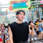 Kittipat Samantrakulchai Instagram - สงกรานต์สามย่านเริ่มแล้วว!! สาดความสนุก ในงาน “SONGKRAN SUMMER ILLUSION” �แลนด์มาร์กสาดความสนุกยืนหนึ่งในสามย่าน “MITR ICONIC WATER PLAYGROUND” ตั้งแต่ 13 -16 เม.ย.นี้ � ดับร้อนให้ฉ่ำใจตลอดสงกรานต์กับ Waterbomb Station สถานีเติมน้ำ พร้อมบอมบ์ความสนุก และเอ็นจอยกับวอเทอร์สเปซ Fresh Up Point ให้ร่างกายได้ปะทะความเฟรช ตั้งแต่ 4 โมงเย็น เป็นต้นไป จัดใหญ่ด้วยบักเก็ตยักษ์ KFC SUMMER WOW BUCKET LIMITED EDITION พร้อมสาดความเท่ต่อด้วยคอลเลคชั่นสตรีทแวร์สุดเอ็กซ์คลูซีฟ “SUMMER WOW”และสาดจังหวะสนุกสุดมันไปกับ BUCKET PARTY โดย DJ BALLISTICONE ศูนย์รวมคอนเทนท์ ขึ้นชิงช้าสวรรค์ใจกลางเมืองจาก SCB สนุกยกกำลัง 2 กับโปรโมชั่นเด็ดโดนใจของ SCB และ Robinhood แล้วยังมี ฟรีคอนเสิร์ตจากศิลปินดัง 4 วันเต็ม ตั้งแต่ 19.00 – 20.00 น. 13 เม.ย. เปิดฟลอร์ความสนุก ด้วย Polycat เร่งสปีคความมันแบบคนไม่คุยกับ PROXIE ในวันที่ 14 เม.ย. ขยี้ใจด้วยอิ้งค์ซี่ อิ้งค์-วรันธร กันต่อในวันที่ 15 เม.ย. และ16 เม.ย.ส่งท้ายสงกรานต์นี้ไม่ให้เหงากับ New Country ออนท้อปด้วยกิจกรรมอีกมายมายให้มิตรละลายไปด้วยความสุข #SummerIllusion #พัดความสุขสนุกรับซัมเมอร์ #สามย่านมิตรทาวน์ #SamyanMitrtown #บักเก็ตสาดความสุด #มีบักเก็ตนี้ก็มีเฮ #KFCSUMMERWOW