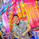 Kittipat Samantrakulchai Instagram - สงกรานต์สามย่านเริ่มแล้วว!! สาดความสนุก ในงาน “SONGKRAN SUMMER ILLUSION” �แลนด์มาร์กสาดความสนุกยืนหนึ่งในสามย่าน “MITR ICONIC WATER PLAYGROUND” ตั้งแต่ 13 -16 เม.ย.นี้ � ดับร้อนให้ฉ่ำใจตลอดสงกรานต์กับ Waterbomb Station สถานีเติมน้ำ พร้อมบอมบ์ความสนุก และเอ็นจอยกับวอเทอร์สเปซ Fresh Up Point ให้ร่างกายได้ปะทะความเฟรช ตั้งแต่ 4 โมงเย็น เป็นต้นไป จัดใหญ่ด้วยบักเก็ตยักษ์ KFC SUMMER WOW BUCKET LIMITED EDITION พร้อมสาดความเท่ต่อด้วยคอลเลคชั่นสตรีทแวร์สุดเอ็กซ์คลูซีฟ “SUMMER WOW”และสาดจังหวะสนุกสุดมันไปกับ BUCKET PARTY โดย DJ BALLISTICONE ศูนย์รวมคอนเทนท์ ขึ้นชิงช้าสวรรค์ใจกลางเมืองจาก SCB สนุกยกกำลัง 2 กับโปรโมชั่นเด็ดโดนใจของ SCB และ Robinhood แล้วยังมี ฟรีคอนเสิร์ตจากศิลปินดัง 4 วันเต็ม ตั้งแต่ 19.00 – 20.00 น. 13 เม.ย. เปิดฟลอร์ความสนุก ด้วย Polycat เร่งสปีคความมันแบบคนไม่คุยกับ PROXIE ในวันที่ 14 เม.ย. ขยี้ใจด้วยอิ้งค์ซี่ อิ้งค์-วรันธร กันต่อในวันที่ 15 เม.ย. และ16 เม.ย.ส่งท้ายสงกรานต์นี้ไม่ให้เหงากับ New Country ออนท้อปด้วยกิจกรรมอีกมายมายให้มิตรละลายไปด้วยความสุข #SummerIllusion #พัดความสุขสนุกรับซัมเมอร์ #สามย่านมิตรทาวน์ #SamyanMitrtown #บักเก็ตสาดความสุด #มีบักเก็ตนี้ก็มีเฮ #KFCSUMMERWOW