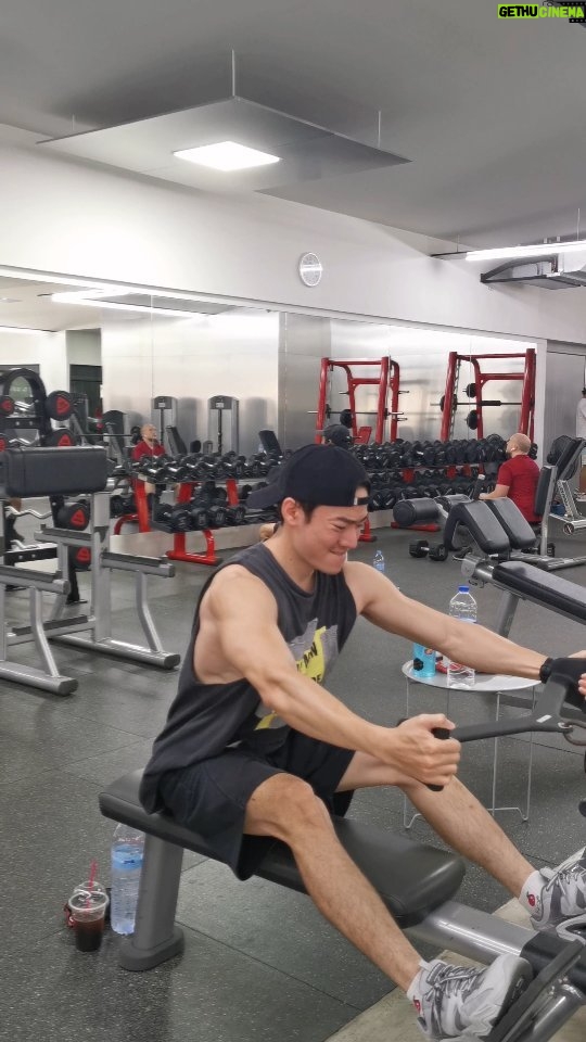 Kittipat Samantrakulchai Instagram - แอ๊บๆ อยู่ก็เจอแม่ในยิม . . . @badnongbew @biewkittiphat #personaltrainer #เทรนเนอร์ส่วนตัว #weighttraining #backdayworkout #fitness #gym #biewmuscle #biewkittiphat