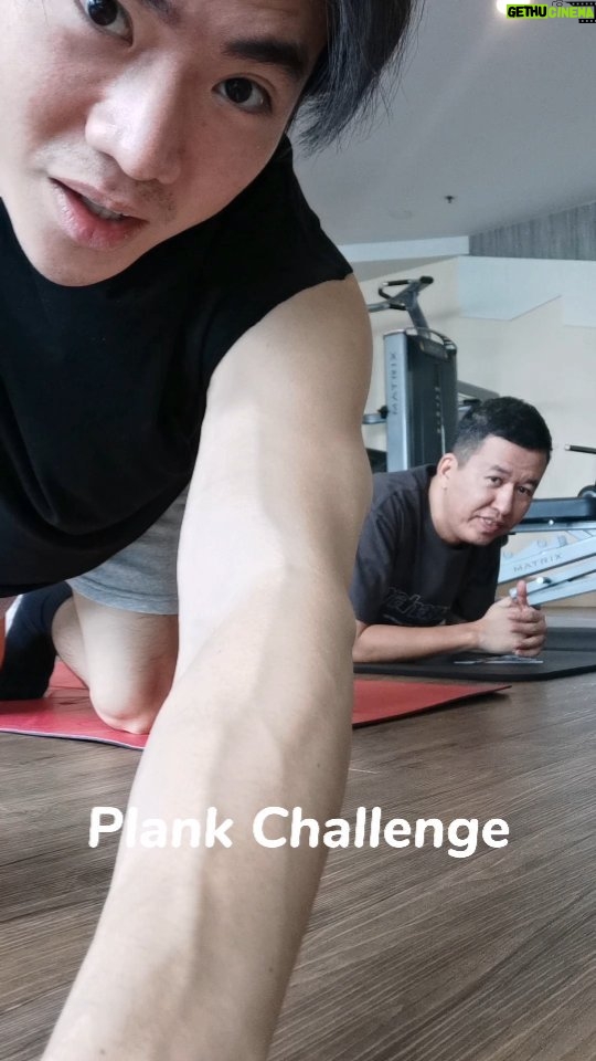 Kittipat Samantrakulchai Instagram - Plank เป็นเพื่อนลูกเทรน ลองไปให้ถึงลิมิตของตัวเองดู #ออกกำลังกาย #ออกกำลังกายที่บ้าน #เทรนเนอร์ส่วนตัว #plank #plankchallenge
