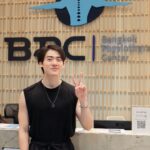 Kittipat Samantrakulchai Instagram - เวลาเมื่อยๆเข้าร้านนวดก็จะดีขึ้นอยู่ 2-3 วัน ก็กลับมาเป็นเหมือนเดิม เลยตัดสินใจมาลองหาหมอกายภาพ @bpcphysio คือ ดีย์ คุณหมอให้คำปรึกษา แนะนำ ดีมาก ได้ความรู้จากคุณหมอไปใช้เยอะเลย 👇How to ลาขาดอาการปวด👇 Step แรก คือเราต้องรู้สาเหตุของอาการ เช่น พฤติกรรมของเราที่ใช้ในชีวิตประจำวัน อย่างบิวเป็นคนชอบนอนดูทีวีบนเตียงด้วยหมอนสูง ก็เลยเป็นคนคอยื่น ปวดเมื่อยบ่า Step 2 เมื่อเรารู้สาเหตุเราก็แก้ไขให้ตรงจุดและปรับพฤติกรรม Step 3 ออกกำลังกายเพิ่มความแข็งแรงให้กับกล้ามเนื้อที่เกี่ยวข้องและยืดกล้ามเนื้อที่มีการตึงตัวอยู่เป็นประจำ @bpcphysio #BestPhysiotherapy Bangkok Physiotherapy Center - BPC