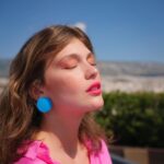 Klelia Andriolatou Instagram - Glossy Days are made with my favorite @erreduemakeup! You can create so many looks with only 3 products: 🧡Luminous Trio Eye Shadow 603 🖤Xcess 3D Waterproof Mascara 💖Vinyl Lip Lacquer 314 #erreduemakeup #makeup #summerlook #bronzecollection #getthelook @erreduemakeup