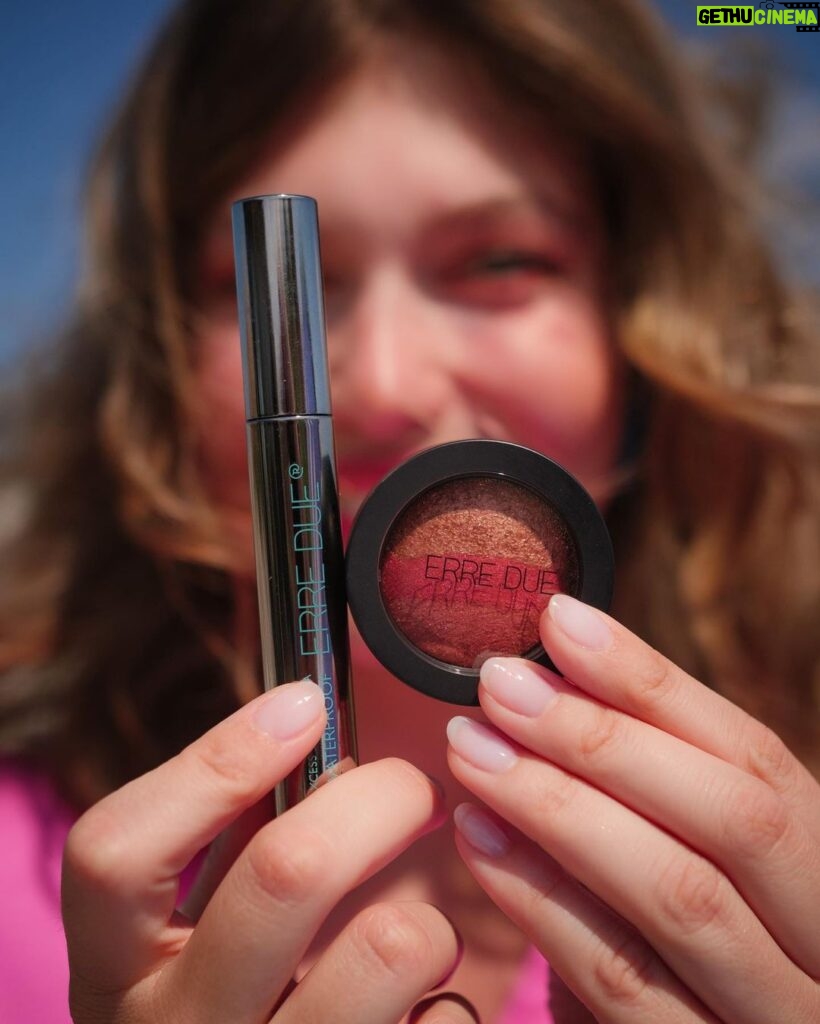 Klelia Andriolatou Instagram - Glossy Days are made with my favorite @erreduemakeup! You can create so many looks with only 3 products: 🧡Luminous Trio Eye Shadow 603 🖤Xcess 3D Waterproof Mascara 💖Vinyl Lip Lacquer 314 #erreduemakeup #makeup #summerlook #bronzecollection #getthelook @erreduemakeup