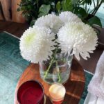 Klelia Andriolatou Instagram – Ονειρεύτηκα ένα σπίτι με λουλούδια και πίνακες . Κάθε δώρο σας γίνεται γίνεται μέρος του ονείρου . Ένα πίνακας , ένα λουλούδι , ένα γράμμα . Ξυπνάω το πρωί και βλέπω τον ήλιο να μπαίνει στα δωμάτια . Νιώθω χαρά που έχω ένα σπιτι . Δεν είναι αυτονόητο . Είναι μάλιστα κόπος χρόνων για κάποιους να μπορούν να έχουν κάτι δικό τους . Να τρώνε το πρωινό που θέλουν στην πιο προσωπική τους κούπα ,γιατί αυτό επιθυμούν , να δουν όποια ταινία θέλουν , να μείνουν στην σιωπή μετέωροι χωρίς να τους ξυπνήσει κανείς. 
Είναι τα σπίτια μας κομμάτι μας και εγώ μοιράζομαι λιγάκι , για να γνωριστούμε καλύτερα . Λιγάκι όμως , γιατί τα όνειρα μας τα ξέρουμε μόνο εμείς .