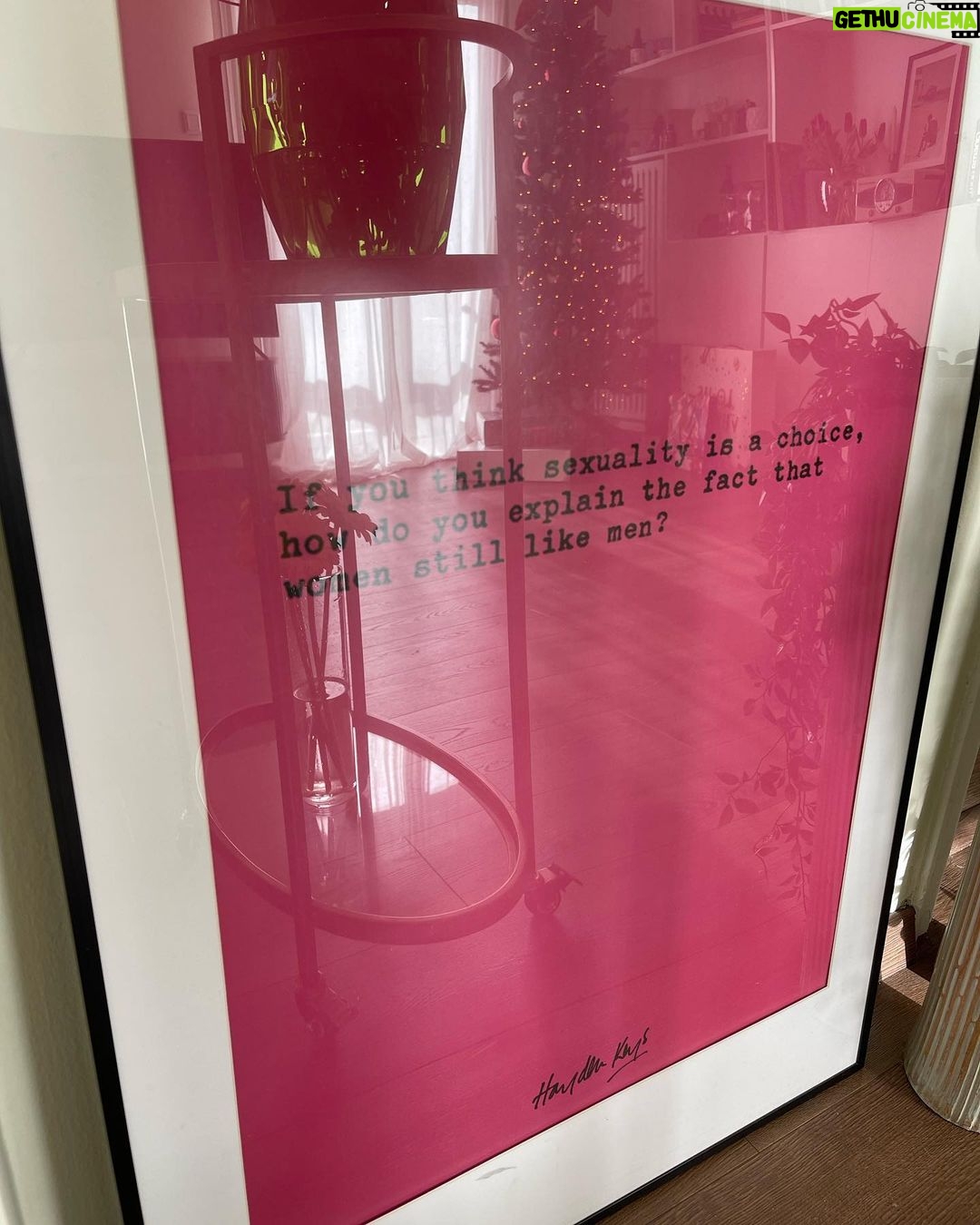 Klelia Andriolatou Instagram - Ονειρεύτηκα ένα σπίτι με λουλούδια και πίνακες . Κάθε δώρο σας γίνεται γίνεται μέρος του ονείρου . Ένα πίνακας , ένα λουλούδι , ένα γράμμα . Ξυπνάω το πρωί και βλέπω τον ήλιο να μπαίνει στα δωμάτια . Νιώθω χαρά που έχω ένα σπιτι . Δεν είναι αυτονόητο . Είναι μάλιστα κόπος χρόνων για κάποιους να μπορούν να έχουν κάτι δικό τους . Να τρώνε το πρωινό που θέλουν στην πιο προσωπική τους κούπα ,γιατί αυτό επιθυμούν , να δουν όποια ταινία θέλουν , να μείνουν στην σιωπή μετέωροι χωρίς να τους ξυπνήσει κανείς. Είναι τα σπίτια μας κομμάτι μας και εγώ μοιράζομαι λιγάκι , για να γνωριστούμε καλύτερα . Λιγάκι όμως , γιατί τα όνειρα μας τα ξέρουμε μόνο εμείς .