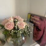 Klelia Andriolatou Instagram - Ονειρεύτηκα ένα σπίτι με λουλούδια και πίνακες . Κάθε δώρο σας γίνεται γίνεται μέρος του ονείρου . Ένα πίνακας , ένα λουλούδι , ένα γράμμα . Ξυπνάω το πρωί και βλέπω τον ήλιο να μπαίνει στα δωμάτια . Νιώθω χαρά που έχω ένα σπιτι . Δεν είναι αυτονόητο . Είναι μάλιστα κόπος χρόνων για κάποιους να μπορούν να έχουν κάτι δικό τους . Να τρώνε το πρωινό που θέλουν στην πιο προσωπική τους κούπα ,γιατί αυτό επιθυμούν , να δουν όποια ταινία θέλουν , να μείνουν στην σιωπή μετέωροι χωρίς να τους ξυπνήσει κανείς. Είναι τα σπίτια μας κομμάτι μας και εγώ μοιράζομαι λιγάκι , για να γνωριστούμε καλύτερα . Λιγάκι όμως , γιατί τα όνειρα μας τα ξέρουμε μόνο εμείς .