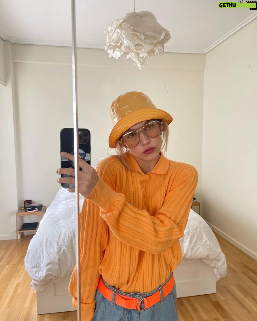 Klelia Andriolatou Instagram - Just a room 🧡 just orange!