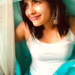 Komalee Prasad Instagram – Sunset Aesthetics and some feminity 🌤️🌻🦋♥️
.
.
.
.
#goldenhour