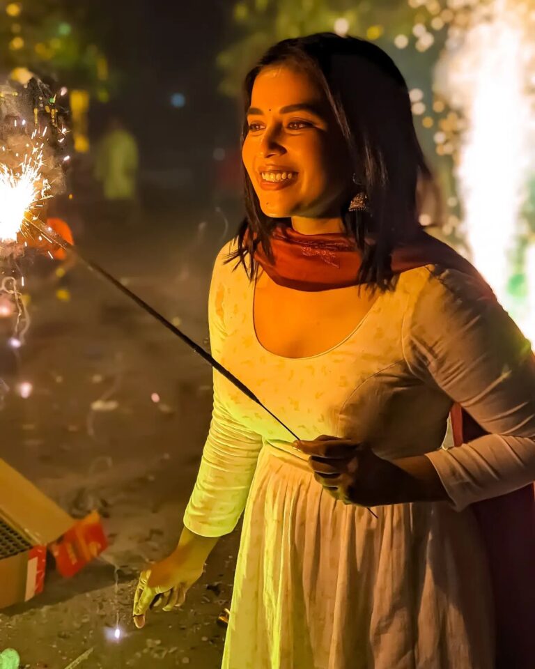 Komalee Prasad Instagram - Diwali 🎇🪔❤️