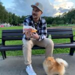 Konstantin Pavlov Instagram - Жру как не в себя... ⠀ Теперь питаюсь по новому методу для себя! Этот метод я сам и придумал, вернее дошёл до него, пробовал всяко, но понял, что лучше всего себя чувствую, когда питаюсь именно так! 🤗 ⠀ Как же? Все просто, всю неделю я питаюсь правильно (с понедельника по пятницу), в основном белки, сладкое вообще не ем, из углеводов только гречка, иногда овощи. А так, яйца, куриные грудки, говядина реже, супы стараюсь вообще не есть... рыбу почти не ем вообще, разве что в суши, но об этом дальше. ⠀ А вот в субботу и воскресенье ем как захочу и сколько захочу, понимаю, что в итоге результат не так хорошо, но вот что для меня главное в такой системе: результат все же есть, и я не чувствую себя плохо и измученным! Как было раньше. ⠀ Ещё один момент, за 5 дней, что я питаюсь правильно, организм привыкает к этому и в субботу и воскресенье ты уже не объедаешься, как раньше, и мозг не мучается от запретов, тебе можно, но уже не хочется 😉 Moscow, Russia