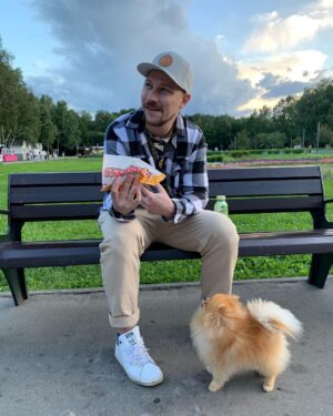 Konstantin Pavlov Instagram - Жру как не в себя...
⠀
Теперь питаюсь по новому методу для себя! Этот метод я сам и придумал, вернее дошёл до него, пробовал всяко, но понял, что лучше всего себя чувствую, когда питаюсь именно так! 🤗
⠀
Как же? Все просто, всю неделю я питаюсь правильно (с понедельника по пятницу), в основном белки, сладкое вообще не ем, из углеводов только гречка, иногда овощи.  А так, яйца, куриные грудки, говядина реже, супы стараюсь вообще не есть... рыбу почти не ем вообще, разве что в суши, но об этом дальше.
⠀
А вот в субботу и воскресенье ем как захочу и сколько захочу, понимаю, что в итоге результат не так хорошо, но вот что для меня главное в такой системе: результат все же есть, и я не чувствую себя плохо и измученным! Как было раньше.
⠀
Ещё один момент, за 5 дней, что я питаюсь правильно, организм привыкает к этому и в субботу и воскресенье ты уже не объедаешься, как раньше, и мозг не мучается от запретов, тебе можно, но уже не хочется 😉