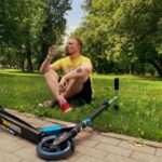 Konstantin Pavlov Instagram - Это было крайне неожиданно! ⠀ Оп, и отменили самоизоляцию, хотя с был настроен, что после 14го числа и то не факт, но нет, произошло все буквально за два дня! Я даже не понял, где был переход от того что было к тому, что стало. А что стало? Пропуска отменили, их нет, чувство свободы, пропуска не давали нормально жить, простой пример: у меня пропуск на машину до 14го числа, я поехал на плановое ТО, оставил машину, в салоне находится нельзя, что делать дальше? на улице тоже толком находится нельзя, да и негде, нужно идти домой! Как вы понимаете, дом не близко от салона, в метро ехать мне нельзя было, потому что у меня не было пропуска, такси даже ситуация, пропуска нет, каршеринг не работает! Сидеть на улице в жару на лавочек 6 часов не хочется, пошел пешком до дома, 58 минут мне показывал навигатор! А чо еще оставалось делать… ⠀ Читаю комментарии и сообщения в директ людей из других городов и понимаю, на сколько люди не понимают, что происходило в москве, особенно сейчас, когда сняли ограничения, многие мне пишут, Костя, так и было, ты чо, мы ходили в парках, ходили когда хотели и где хотели, только закрыто было многое… Переходишь к ним на страницу, а там город Ленинск-Кузнецкий какой нить, Кузбасс, где зараженных за все время человек 500, когда в москве прибавлялось по 4000-5000 за сутки! ⠀ Да, было немного страшно, первые 3 месяца мы реально сидели и не высовывались, максимум, это выйти в магазин, ВСЕ ВООБЩЕ БОЛЬШЕ НИЧЕГО, остальное все время в 4х стенах! И самое интересное, что мы даже привыкли к этому, я начал каждый день заниматься фитнесом по видео в ютюбе, мы много готовили сами, развлекались всеми способами, но в основном, конечно, это сериалы и кино! Но потом психанули и сняли дом на месяц, как раз до июня, я специально так подгадал и кстати не зря! И вот это был настоящий кайф, мы стали свободны, каждый день, КАЖДЫЙ ДЕНЬ мы гуляли, даже в дождь! И вот май пролетел на столько быстро, что я его даже не заметил! ⠀ И тут все, резко, неожиданно, самоизоляции нет! Вернулись пробки по 8-9 балов, куча людей, открывается все, людей на улице тьма, и я не был к этому готов. Но с сегодняшнего дня начинаю свою деятельность Оф-Лайн! ⠀ А как вы пережили пандемию? Moscow, Russia