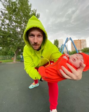 Konstantin Pavlov Instagram - Будто возвращаюсь в детство, по выходным играю в футбол, в прятки, догонялки - салочки, амонг ас (этого у меня в детстве не было, но была мафия, так что я быстро вник в суть! Лопаю поп Ит и Симпл Димпл… 😁 короче, отметил профиль, где выкладываем фотографии с нашими детьми, с ними я так провожу время по выходным!