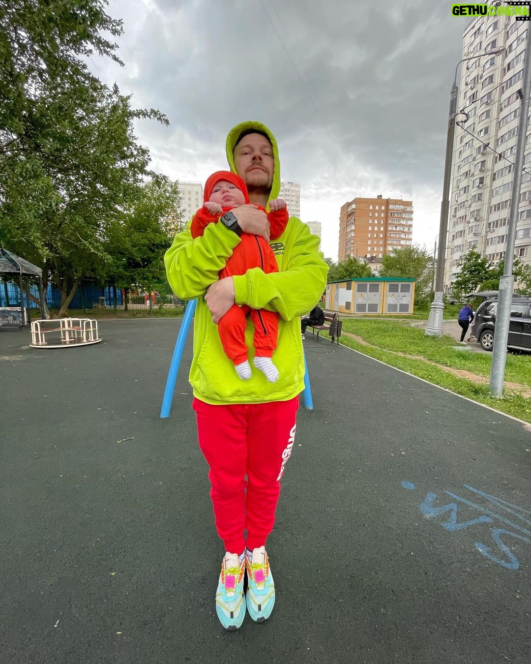Konstantin Pavlov - 3.5K Likes - Будто возвращаюсь в детство, по выходным играю в футбол, в прятки, догонялки - салочки, амонг ас (этого у меня в детстве не было, но была мафия, так что я быстро вник в суть! Лопаю поп Ит и Симпл Димпл… 😁 короче, отметил профиль, где выкладываем фотографии с нашими детьми, с ними я так провожу время по выходным!