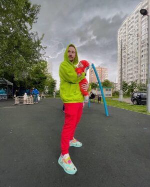 Konstantin Pavlov Instagram - Будто возвращаюсь в детство, по выходным играю в футбол, в прятки, догонялки - салочки, амонг ас (этого у меня в детстве не было, но была мафия, так что я быстро вник в суть! Лопаю поп Ит и Симпл Димпл… 😁 короче, отметил профиль, где выкладываем фотографии с нашими детьми, с ними я так провожу время по выходным!