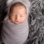Konstantin Pavlov Instagram – Не ожидал, что такие фотографии делаются в одном месте, в одной комнате, в вашей квартире, вы это знали? 😊 Тут не хватает только дедушки, который на момент съёмок находился в Питере, а так в целом все! Моя жена, бабушка и 3 брата #newborn