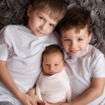 Konstantin Pavlov Instagram – Не ожидал, что такие фотографии делаются в одном месте, в одной комнате, в вашей квартире, вы это знали? 😊 Тут не хватает только дедушки, который на момент съёмок находился в Питере, а так в целом все! Моя жена, бабушка и 3 брата #newborn