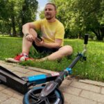 Konstantin Pavlov Instagram - Это было крайне неожиданно! ⠀ Оп, и отменили самоизоляцию, хотя с был настроен, что после 14го числа и то не факт, но нет, произошло все буквально за два дня! Я даже не понял, где был переход от того что было к тому, что стало. А что стало? Пропуска отменили, их нет, чувство свободы, пропуска не давали нормально жить, простой пример: у меня пропуск на машину до 14го числа, я поехал на плановое ТО, оставил машину, в салоне находится нельзя, что делать дальше? на улице тоже толком находится нельзя, да и негде, нужно идти домой! Как вы понимаете, дом не близко от салона, в метро ехать мне нельзя было, потому что у меня не было пропуска, такси даже ситуация, пропуска нет, каршеринг не работает! Сидеть на улице в жару на лавочек 6 часов не хочется, пошел пешком до дома, 58 минут мне показывал навигатор! А чо еще оставалось делать… ⠀ Читаю комментарии и сообщения в директ людей из других городов и понимаю, на сколько люди не понимают, что происходило в москве, особенно сейчас, когда сняли ограничения, многие мне пишут, Костя, так и было, ты чо, мы ходили в парках, ходили когда хотели и где хотели, только закрыто было многое… Переходишь к ним на страницу, а там город Ленинск-Кузнецкий какой нить, Кузбасс, где зараженных за все время человек 500, когда в москве прибавлялось по 4000-5000 за сутки! ⠀ Да, было немного страшно, первые 3 месяца мы реально сидели и не высовывались, максимум, это выйти в магазин, ВСЕ ВООБЩЕ БОЛЬШЕ НИЧЕГО, остальное все время в 4х стенах! И самое интересное, что мы даже привыкли к этому, я начал каждый день заниматься фитнесом по видео в ютюбе, мы много готовили сами, развлекались всеми способами, но в основном, конечно, это сериалы и кино! Но потом психанули и сняли дом на месяц, как раз до июня, я специально так подгадал и кстати не зря! И вот это был настоящий кайф, мы стали свободны, каждый день, КАЖДЫЙ ДЕНЬ мы гуляли, даже в дождь! И вот май пролетел на столько быстро, что я его даже не заметил! ⠀ И тут все, резко, неожиданно, самоизоляции нет! Вернулись пробки по 8-9 балов, куча людей, открывается все, людей на улице тьма, и я не был к этому готов. Но с сегодняшнего дня начинаю свою деятельность Оф-Лайн! ⠀ А как вы пережили пандемию? Moscow, Russia