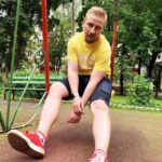 Konstantin Pavlov Instagram - Это было крайне неожиданно! ⠀ Оп, и отменили самоизоляцию, хотя с был настроен, что после 14го числа и то не факт, но нет, произошло все буквально за два дня! Я даже не понял, где был переход от того что было к тому, что стало. А что стало? Пропуска отменили, их нет, чувство свободы, пропуска не давали нормально жить, простой пример: у меня пропуск на машину до 14го числа, я поехал на плановое ТО, оставил машину, в салоне находится нельзя, что делать дальше? на улице тоже толком находится нельзя, да и негде, нужно идти домой! Как вы понимаете, дом не близко от салона, в метро ехать мне нельзя было, потому что у меня не было пропуска, такси даже ситуация, пропуска нет, каршеринг не работает! Сидеть на улице в жару на лавочек 6 часов не хочется, пошел пешком до дома, 58 минут мне показывал навигатор! А чо еще оставалось делать… ⠀ Читаю комментарии и сообщения в директ людей из других городов и понимаю, на сколько люди не понимают, что происходило в москве, особенно сейчас, когда сняли ограничения, многие мне пишут, Костя, так и было, ты чо, мы ходили в парках, ходили когда хотели и где хотели, только закрыто было многое… Переходишь к ним на страницу, а там город Ленинск-Кузнецкий какой нить, Кузбасс, где зараженных за все время человек 500, когда в москве прибавлялось по 4000-5000 за сутки! ⠀ Да, было немного страшно, первые 3 месяца мы реально сидели и не высовывались, максимум, это выйти в магазин, ВСЕ ВООБЩЕ БОЛЬШЕ НИЧЕГО, остальное все время в 4х стенах! И самое интересное, что мы даже привыкли к этому, я начал каждый день заниматься фитнесом по видео в ютюбе, мы много готовили сами, развлекались всеми способами, но в основном, конечно, это сериалы и кино! Но потом психанули и сняли дом на месяц, как раз до июня, я специально так подгадал и кстати не зря! И вот это был настоящий кайф, мы стали свободны, каждый день, КАЖДЫЙ ДЕНЬ мы гуляли, даже в дождь! И вот май пролетел на столько быстро, что я его даже не заметил! ⠀ И тут все, резко, неожиданно, самоизоляции нет! Вернулись пробки по 8-9 балов, куча людей, открывается все, людей на улице тьма, и я не был к этому готов. Но с сегодняшнего дня начинаю свою деятельность Оф-Лайн! ⠀ А как вы пережили пандемию? Moscow, Russia