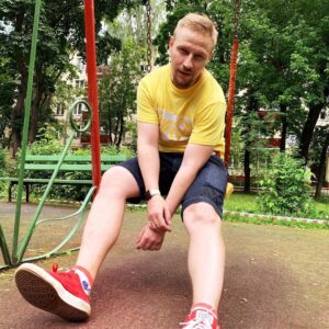 Konstantin Pavlov Instagram - Это было крайне неожиданно!
⠀
Оп, и отменили самоизоляцию, хотя с был настроен, что после 14го числа и то не факт, но нет, произошло все буквально за два дня! Я даже не понял, где был переход от того что было к тому, что стало. А что стало? Пропуска отменили, их нет, чувство свободы, пропуска не давали нормально жить, простой пример: у меня пропуск на машину до 14го числа, я поехал на плановое ТО, оставил машину, в салоне находится нельзя, что делать дальше? на улице тоже толком находится нельзя, да и негде, нужно идти домой! Как вы понимаете, дом не близко от салона, в метро ехать мне нельзя было, потому что у меня не было пропуска, такси даже ситуация, пропуска нет, каршеринг не работает!  Сидеть на улице в жару на лавочек 6 часов не хочется, пошел пешком до дома, 58 минут мне показывал навигатор! А чо еще оставалось делать…
⠀
Читаю комментарии и сообщения в директ людей из других городов и понимаю, на сколько люди не понимают, что происходило в москве, особенно сейчас, когда сняли ограничения, многие мне пишут, Костя, так и было, ты чо, мы ходили в парках, ходили когда хотели и где хотели, только закрыто было многое… Переходишь к ним на страницу, а там город Ленинск-Кузнецкий какой нить, Кузбасс, где зараженных за все время человек 500, когда в москве прибавлялось по 4000-5000 за сутки!
⠀
Да, было немного страшно, первые 3 месяца мы реально сидели и не высовывались, максимум, это выйти в магазин, ВСЕ ВООБЩЕ БОЛЬШЕ НИЧЕГО, остальное все время в 4х стенах! И самое интересное, что мы даже привыкли к этому, я начал каждый день заниматься фитнесом по видео в ютюбе, мы много готовили сами, развлекались всеми способами, но в основном, конечно, это сериалы и кино! Но потом психанули и сняли дом на месяц, как раз до июня, я специально так подгадал и кстати не зря! И вот это был настоящий кайф, мы стали свободны, каждый день, КАЖДЫЙ ДЕНЬ мы гуляли, даже в дождь! И вот май пролетел на столько быстро, что я его даже не заметил!
⠀
И тут все, резко, неожиданно, самоизоляции нет! Вернулись пробки по 8-9 балов, куча людей, открывается все, людей на улице тьма, и я не был к этому готов. Но с сегодняшнего дня начинаю свою деятельность Оф-Лайн!
⠀
А как вы пережили пандемию?