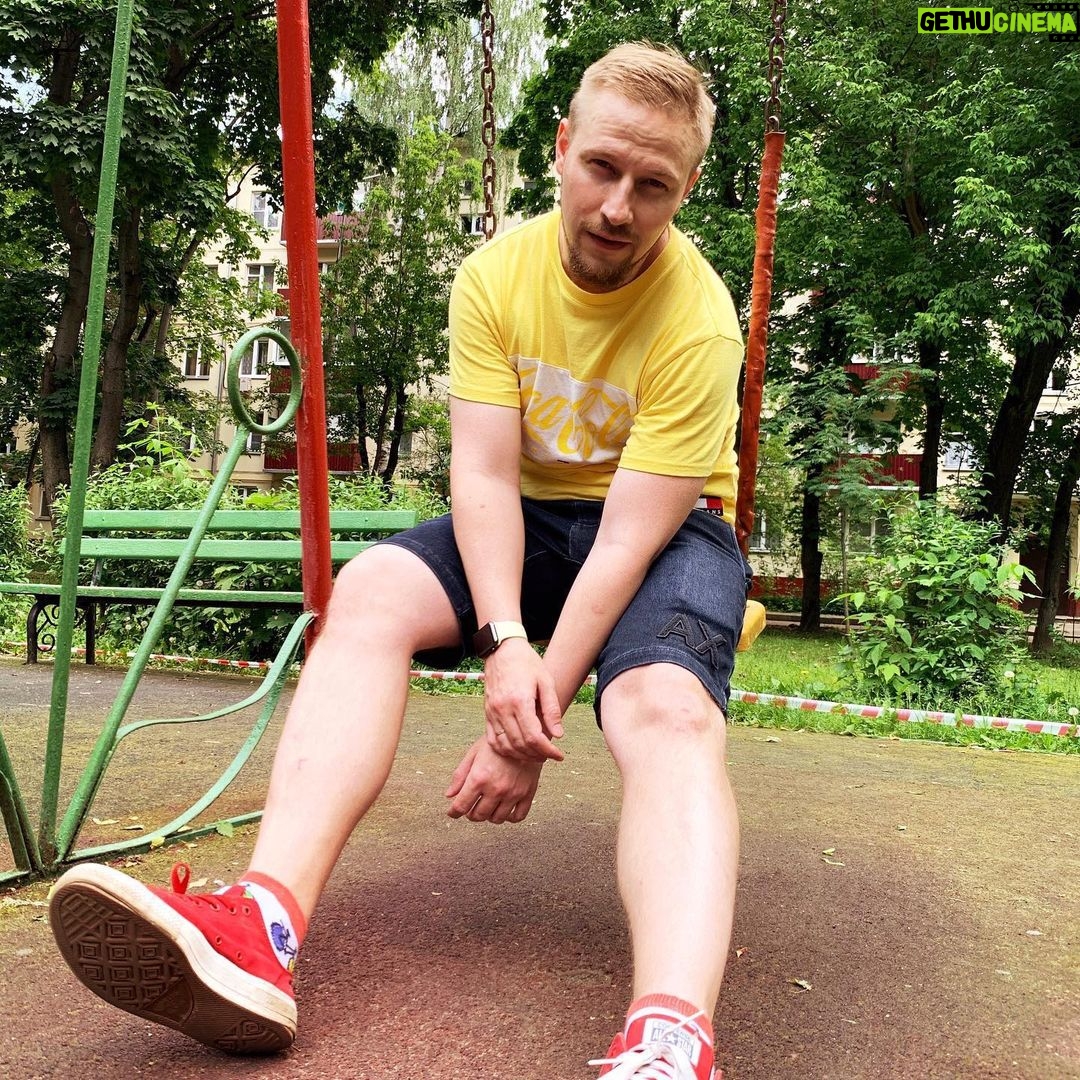 Konstantin Pavlov - 3.9K Likes - Это было крайне неожиданно!
⠀
Оп, и отменили самоизоляцию, хотя с был настроен, что после 14го числа и то не факт, но нет, произошло все буквально за два дня! Я даже не понял, где был переход от того что было к тому, что стало. А что стало? Пропуска отменили, их нет, чувство свободы, пропуска не давали нормально жить, простой пример: у меня пропуск на машину до 14го числа, я поехал на плановое ТО, оставил машину, в салоне находится нельзя, что делать дальше? на улице тоже толком находится нельзя, да и негде, нужно идти домой! Как вы понимаете, дом не близко от салона, в метро ехать мне нельзя было, потому что у меня не было пропуска, такси даже ситуация, пропуска нет, каршеринг не работает! Сидеть на улице в жару на лавочек 6 часов не хочется, пошел пешком до дома, 58 минут мне показывал навигатор! А чо еще оставалось делать…
⠀
Читаю комментарии и сообщения в директ людей из других городов и понимаю, на сколько люди не понимают, что происходило в москве, особенно сейчас, когда сняли ограничения, многие мне пишут, Костя, так и было, ты чо, мы ходили в парках, ходили когда хотели и где хотели, только закрыто было многое… Переходишь к ним на страницу, а там город Ленинск-Кузнецкий какой нить, Кузбасс, где зараженных за все время человек 500, когда в москве прибавлялось по 4000-5000 за сутки!
⠀
Да, было немного страшно, первые 3 месяца мы реально сидели и не высовывались, максимум, это выйти в магазин, ВСЕ ВООБЩЕ БОЛЬШЕ НИЧЕГО, остальное все время в 4х стенах! И самое интересное, что мы даже привыкли к этому, я начал каждый день заниматься фитнесом по видео в ютюбе, мы много готовили сами, развлекались всеми способами, но в основном, конечно, это сериалы и кино! Но потом психанули и сняли дом на месяц, как раз до июня, я специально так подгадал и кстати не зря! И вот это был настоящий кайф, мы стали свободны, каждый день, КАЖДЫЙ ДЕНЬ мы гуляли, даже в дождь! И вот май пролетел на столько быстро, что я его даже не заметил!
⠀
И тут все, резко, неожиданно, самоизоляции нет! Вернулись пробки по 8-9 балов, куча людей, открывается все, людей на улице тьма, и я не был к этому готов. Но с сегодняшнего дня начинаю свою деятельность Оф-Лайн!
⠀
А как вы пережили пандемию?