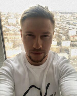 Konstantin Pavlov Instagram - Ютюбер + Инстаграм = 🧐
⠀
Я хорошо разбираюсь в ютюбе, но плохо, возможно, очень плохо в инстаграме.
Не понимаю как тут работает «интересное», ваши секретики что сейчас «в тренде» 😬
Я могу предположить что-то на основе ютюба, вк и тиктока, когда вижу везде один и тот же тренд, то понятное дело, что и в инстаграме тоже можно будет его увидеть и это может Зайти, но в целом я не совсем понимаю что тут.
Начиналось все с красивых фото и фото еды, но со временем все переросло во что-то неоднозначное.
⠀
Вы заметили, что я тут не самый частый гость? 😁 особенно с выкладыванием постов, в начале года я понял, что толком ничего не выкладываю и у меня нет какой-то переодически в этом, даже больше скажу у меня нет такого, что я сижу и такой «ой, надо же что-то выложить» - нет, хочу выкладываю - хочу не выкладываю
⠀
Но последние несколько месяцев я все таки стал исправляться...видно?😊 #instalike #instagram #vlog #vlogger