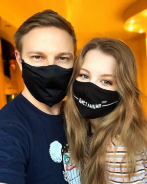 Konstantin Pavlov Instagram - Защищайтесь, сударь!
⠀
Вы носите маски? Если да, то почему...потому что думаете, что она защищает или просто?
Мне правда интересно 😊
⠀
Просто я не думаю, что простые тканевые и простые медицинские маски защищают
Маски должен носить тот, кто болен, а не тот кто здоров
Но! Так как сейчас все чаще говорят о том, что самое главное в мире заболевание может протекать без видимых симптомов - то, маска приемлема для вас, как для потенциально заражённого человека, просто чтобы уменьшить риск заражения Вами Других людей 🤗

За подгон масок спасибо @eazywayofficial
