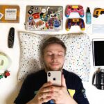 Konstantin Pavlov Instagram - Ай нид мо... ⠀ (I need more) ⠀ Сейчас мой день может ограничиться только теми предметами, которые вы видите на этой фотографии, но когда-то до карантина их было значительно...ЗНАЧИТЕЛЬНО больше! ⠀ Этих предметов хватит для работы, досуга и гигиены, если вы понимаете о чем я👌🏻😁 ⠀ И вот интересно, а без чего нет сейчас вашего дня? Напишите топ 3ех предметов, без которых ваш день ну никак не пройдёт 😌 #карантин #самоизоляция