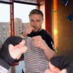 Konstantin Pavlov Instagram - Домашнему насилию на карантине БЫТЬ... ⠀ Или не быть? Вот в чем вопрос, как говорится. Я уверен, что каждый из вас откуда-то да наслышан о том, что сейчас (возможно и скорее всего) возрастает количество ссор, скандалы, драки и насилие в семьях. ⠀ Я не принимаю такой образ жизни, когда родные друг другу люди в момент, когда наступили сложности...любого характера, вместо того чтобы решать эти сложности - начинают войну между друг другом. ⠀ И вот мне ОЧЕНЬ интересно узнать из-за чего все таки возникают конфликты? Может быть вы были свидетелем чьей-то ссоры, расскажите мне из-за чего все? #карантин #самоизоляция #сидимдома Moscow, Russia