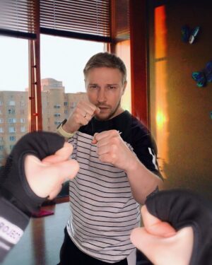 Konstantin Pavlov Instagram - Домашнему насилию на карантине БЫТЬ...
⠀
Или не быть?
Вот в чем вопрос, как говорится.
Я уверен, что каждый из вас откуда-то да наслышан о том, что сейчас (возможно и скорее всего) возрастает количество ссор, скандалы, драки и насилие в семьях.
⠀
Я не принимаю такой образ жизни, когда родные друг другу люди в момент, когда наступили сложности...любого характера, вместо того чтобы решать эти сложности - начинают войну между друг другом.
⠀
И вот мне ОЧЕНЬ интересно узнать из-за чего все таки возникают конфликты? Может быть вы были свидетелем чьей-то ссоры, расскажите мне из-за чего все?

#карантин #самоизоляция #сидимдома
