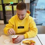 Konstantin Pavlov Instagram - О моем успехе в малом бизнесе! ⠀ Мало кто знает, но в конце прошлого года я купил кофе-точку, которая начала свою активную работу сразу после новогодних праздников. Это было что-то, постоянные бумаги, подписи, непонятные термины в сфере общепита, мысли только о клиентоориентированности, незапланированные расходы и многое другое 🤗 Постоянная нехватка времени, сил, желания, также как и неоправданные ожидания заставили меня быстро принять решение о продаже недавно приобретённого бизнеса! Я понял, что именно это было не мое и что лучше я брошу все силы на улучшение уже существующего источника дохода - себя. В блогинге мне все понятно, я тут уже давно, знаю как заработать при минимум трат... ⠀ Так в чем же тут успех? Сейчас, когда все закрыто (пандемия все дела), малый бизнес гибнет - я понимаю, на сколько вовремя была продана наша «кофейня»! Ничего не заработал и ничего не потерял, но приобрёл ОГРОМНЫЙ опыт 🤗