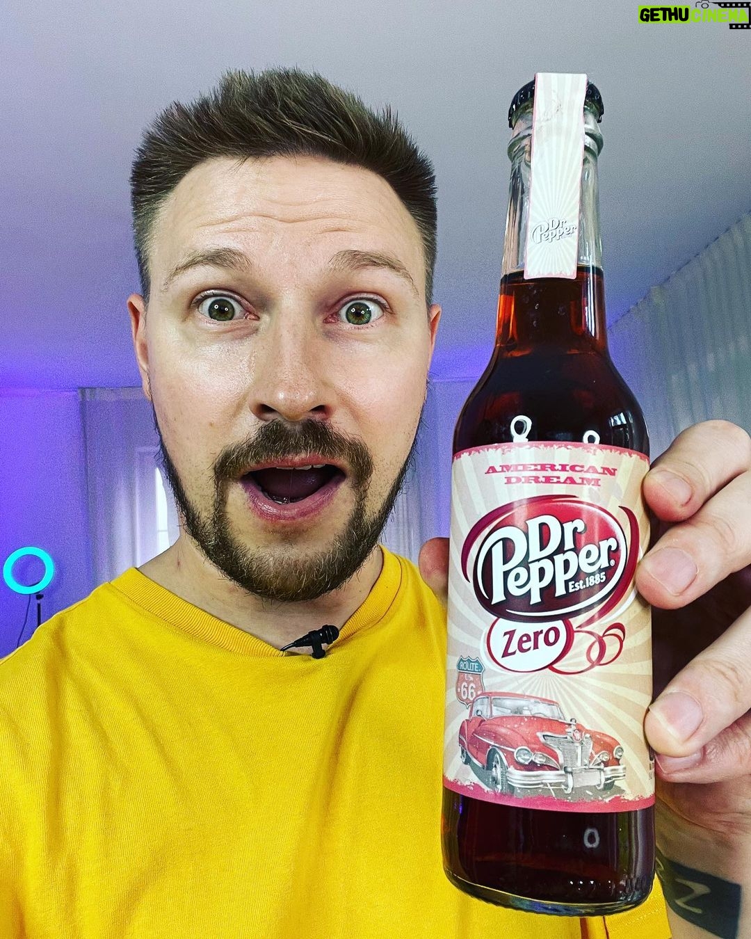 Konstantin Pavlov Instagram - Добыл Доктор Пеппер Зиро и был очень разочарован! 🫤 вкус напомнил мне «актив», думаю, все пробовали этот напиток, есть ещё святой источник и подобные ему… короче, газирования вода и немного сока, в данном случае вишневый и все! Ни сладко, ни вкусно, просто газировка без сахара. Надеюсь Кул Кола Зиро, которую не так давно анонсировали будет по лучше, но надежды мало