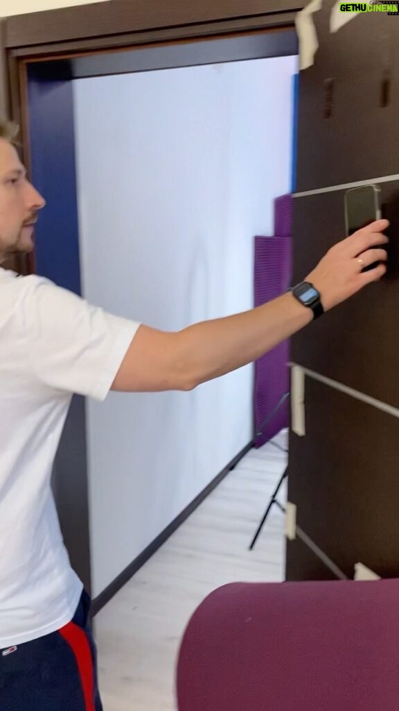 Konstantin Pavlov Instagram - Круто работает магнит на АйФонах 😁