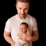 Konstantin Pavlov Instagram – Не ожидал, что такие фотографии делаются в одном месте, в одной комнате, в вашей квартире, вы это знали? 😊 Тут не хватает только дедушки, который на момент съёмок находился в Питере, а так в целом все! Моя жена, бабушка и 3 брата #newborn