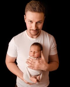 Konstantin Pavlov Instagram - Не ожидал, что такие фотографии делаются в одном месте, в одной комнате, в вашей квартире, вы это знали? 😊 Тут не хватает только дедушки, который на момент съёмок находился в Питере, а так в целом все! Моя жена, бабушка и 3 брата #newborn