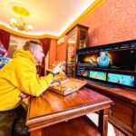 Konstantin Pavlov Instagram – Я до сих пор в режиме – в 5 утра уснул, в 12 дня проснулся! А у вас как? Что делаю днем? Ем, кушаю, поедаю, лопаю, трапезничаю, чаевничаю… Короче, думаю, вы поняли! Но самое главное, наслаждаюсь сериалами и фильмами, то, что не мог себе позволить в полной мере весь год! И решил составить для вас свой рейтинг того, что вы можете посмотреть прямо сейчас! 👇

Сериал Чики – У трассы в притоне нелегким трудом зарабатывают на жизнь три подруги – Света, Марина и Людка. Раньше их было четверо. Самая смелая и предприимчивая – Жанна – укатила в Москву и вернулась на красном MINI Cooper с идеей начать свой бизнес…

Алладин 2019 – Снят под копирку одноименного мультфильма, той же студии, но именно фильм мне зашел, и даже не смущает, что Джина играет Уилл Смит, хотя по началу казалось это странной идеей 

Эверест – Неизвестный науке мохнатый зверь сбегает из лаборатории, оказывается посреди шумного мегаполиса и в панике прячется на крыше одного из домов. Вскоре там его обнаруживает школьница Лу и, поняв, что находка хоть и дикая, но вполне симпатичная и, скорее всего, волшебная…

Паразиты – крайне странный фильм! Об обычной корейской семье Кимов, которых жизнь не балует. Им приходится жить в сыром грязном полуподвале, воровать интернет у соседей и перебиваться случайными подработками. Но все меняется, когда они…

Сериал Рассказ служанки – первые 2 серии смотрел с натяжкой, думал уже брошу это дело, но потом так втянулся, что посмотрел все что было, все 3 сезона и теперь с нетерпением жду 4й, говорят он уже на монтаже 

Любой из этих фильмов вы можете посмотреть в эксклюзивной подписке «Новогодний трансформер» от @wink.russia — их можно будет бесплатно смотреть 30 дней! Подключайтесь до 31 января и наслаждайтесь ее расширенным составом — это 40 000 фильмов, мультфильмов, сериалов, а также 270 ТВ-каналов. Подробности по ссылке в сторис! Классного просмотра 🎄✨