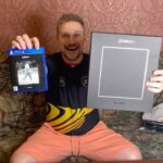 Konstantin Pavlov Instagram - Я большой фанат серии игр фифа, а тут выходит ФИФА 21, а ещё мне присылают посылку и все так неожиданно! ⚽️ Правда, это было так: мне написали, Костя, какой у тебя размер одежды? Ты же любишь играть в Фифу? Давай адрес, и жди посылку 😊 @easportsfifa #fifa21 #фифа21