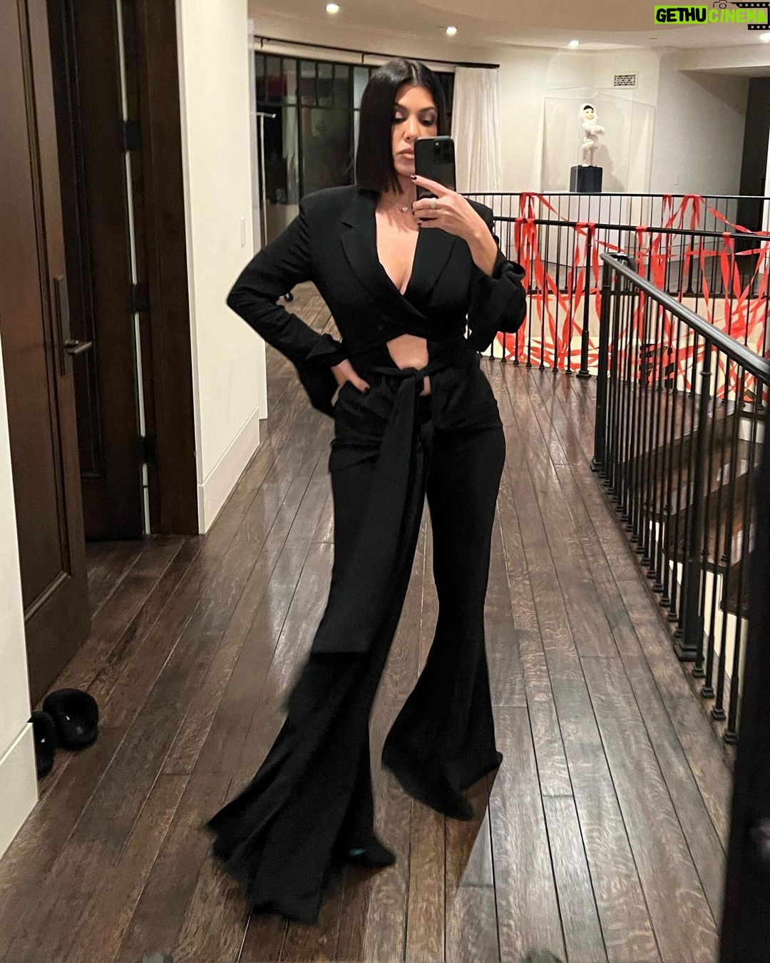 Kourtney Kardashian Barker Instagram - πΌοΈβπΌποΈβοΈπ€πͺ©π΄ππ¦