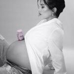 Kourtney Kardashian Barker Instagram - I told our team @lemme this one had to be rushed (and they didn’t know why 😊) early on in my pregnancy, when my doctors were even struggling to find me the best prenatal that had the perfect amounts of everything I needed. Lemme Mama, our new multi-vitamin prenatal capsule is live now! 🐣✨