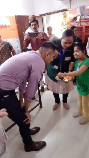Kranti Redkar Instagram - I urge each one of you to come forward and help such schools and homes for specially abled children. Even volunteering is a help . Spending time with them makes you feel helpless and so much full of gratitude at the same time . We want to do so much more for them . Theirs were not birthday wishes but they were blessings for @swankhede.irs 🙏🙏🙏🙏