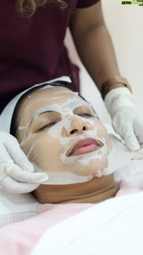 Kranti Redkar Instagram - 😍 Imagine looking years younger and having a healthy skin– that’s the magic of @arisiaindia ‘s MIRApeel Facial 🪄 So I had this amazing facial called Arisia MIRAPeel done and let me tell you my skin never felt so good.😍 Here are a few visible benefits that I could feel: ✨Smooth & glowing Skin ✨Even skin tone ✨Visible firmness ✨Reduction in fine lines If you are looking for some good pampering and beautiful glow for the incoming festivities, try this facial at @arisiaindia. Feel free to DM them for more details. #ArisiaIndia #Mirapeel