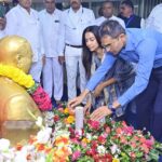 Kranti Redkar Instagram - आज महापरिनिर्वाण दिनानिमित्त मुंबई येथे आपल्या देशात सिंघम अधिकारी मा श्री समीर वानखेडे साहेब आणि आपल्या माऊली सिने अभिनेत्री सौ क्रांती ताई रेडकर वानखेडे यांनी डॉ बाबासाहेब आंबेडकर यांना अभिवादन केले #mahaparinirvandiwas #drbabasahebambedkar #krantiredkar #sameerwankhede Mumbai - मुंबई