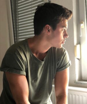 Kresh Instagram - When you see your crush through the window 😏