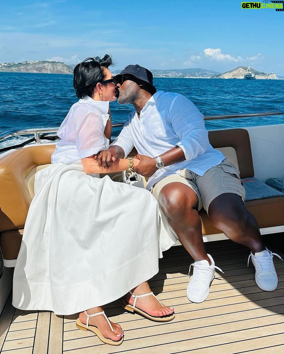 Kris Jenner Instagram - Reflecting on a year filled with friendship, love, blessings, and wonderful memories I’ll cherish forever. Thank you for being there through it all. I wish for you all a 2024 filled with love, adventure, happiness and peace. Happy New Year! #NewYear #HappyNewYear ♥️🥂